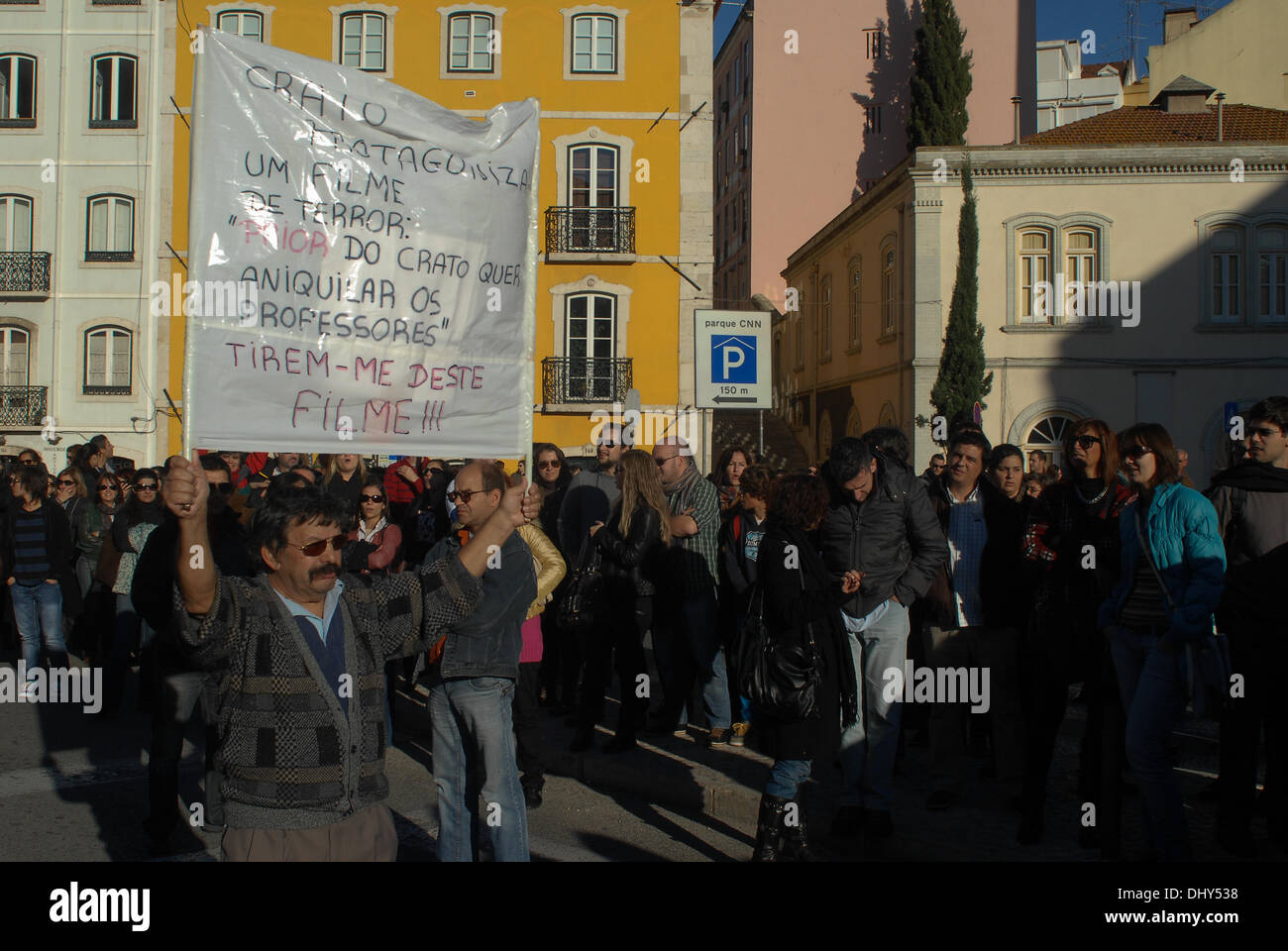 La manifestazione è inserita in un viaggio nazionale che ha incluso le azioni di protesta in Braga, Coimbra, Évora e Santarém. "Cerco di non, rispetto sì' e 'vogliamo la prova di valutazione per il ministro della Pubblica istruzione" sono alcuni degli slogan intonated dagli insegnanti. Alcuni insegnanti esibito il certificato di qualificazione e manifesti raffiguranti la prova di ammissione. "Non abbiamo paura della prova' e 'prove è ogni giorno in aula" sono alcuni dei Foto Stock