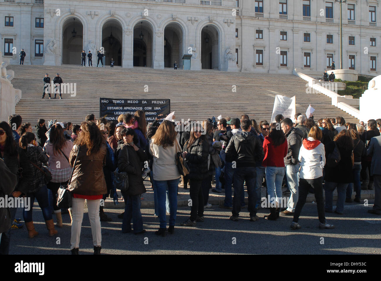 La manifestazione è inserita in un viaggio nazionale che ha incluso le azioni di protesta in Braga, Coimbra, Évora e Santarém. "Cerco di non, rispetto sì' e 'vogliamo la prova di valutazione per il ministro della Pubblica istruzione" sono alcuni degli slogan intonated dagli insegnanti. Alcuni insegnanti esibito il certificato di qualificazione e manifesti raffiguranti la prova di ammissione. "Non abbiamo paura della prova' e 'prove è ogni giorno in aula" sono alcuni dei Foto Stock