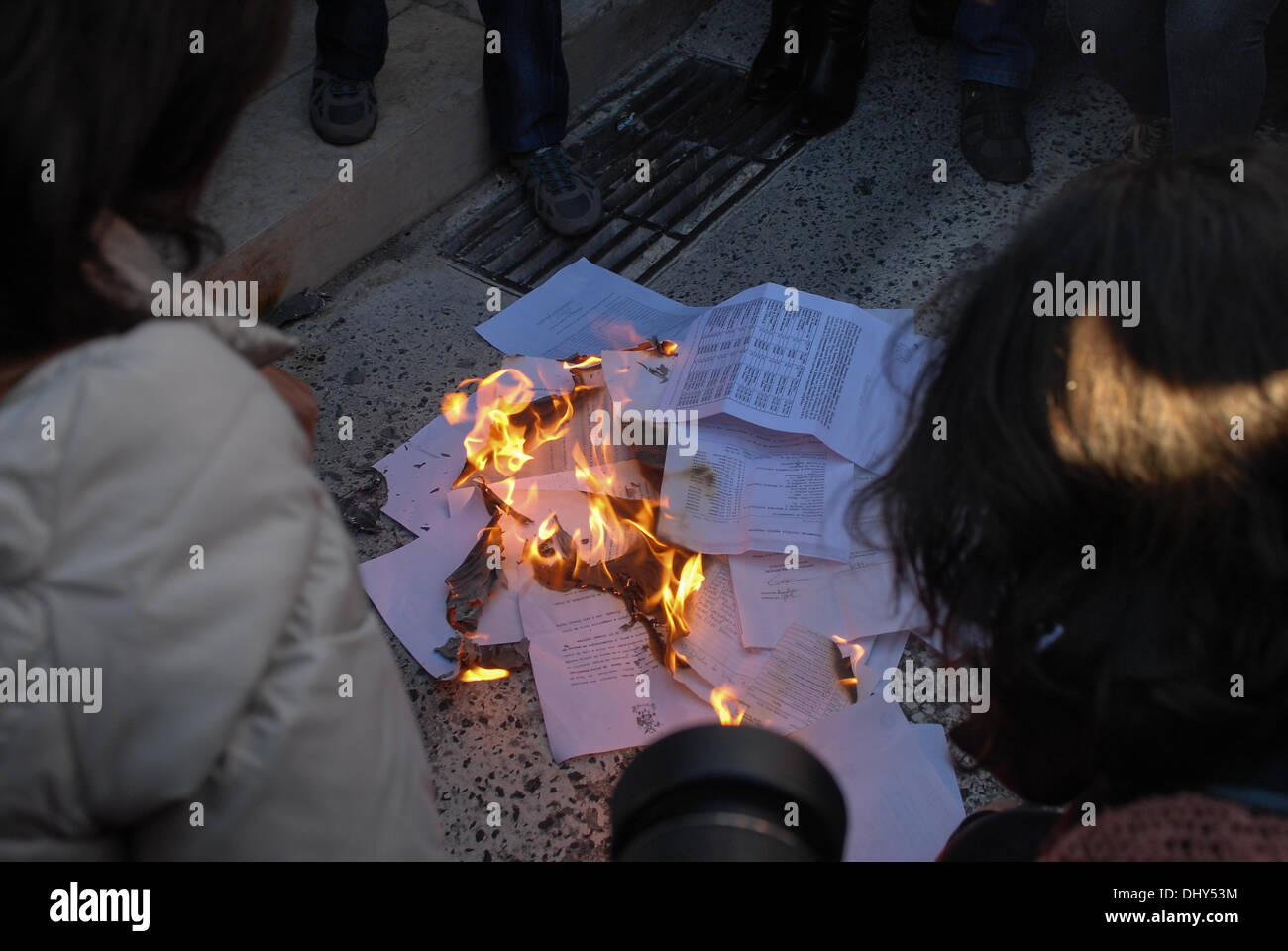 La manifestazione è inserita in un viaggio nazionale che ha incluso le azioni di protesta in Braga, Coimbra, Évora e Santarém. "Cerco di non, rispetto sì' e 'vogliamo la prova di valutazione per il ministro della Pubblica istruzione" sono alcuni degli slogan intonated dagli insegnanti. Alcuni insegnanti esibito il certificato di qualificazione e manifesti raffiguranti la prova di ammissione. "Non abbiamo paura della prova' e 'prove è ogni giorno in aula" sono alcuni dei Foto Stock