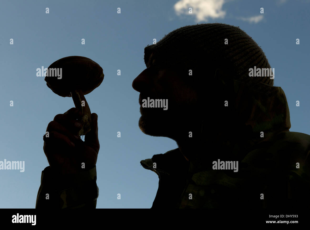 Fungo rovistando su un vecchio paesaggistici miniera di carbone a Radstock, Somerset, Regno Unito con Kris Mouse (manto verde) e Fraser Christian (Camouflage) Foto Stock