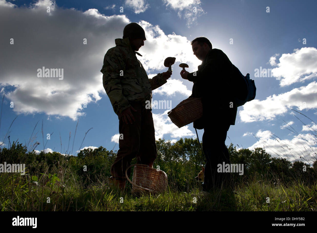 Fungo rovistando su un vecchio paesaggistici miniera di carbone a Radstock, Somerset, Regno Unito con Kris Mouse (manto verde) e Fraser Christian (Camouflage) Foto Stock