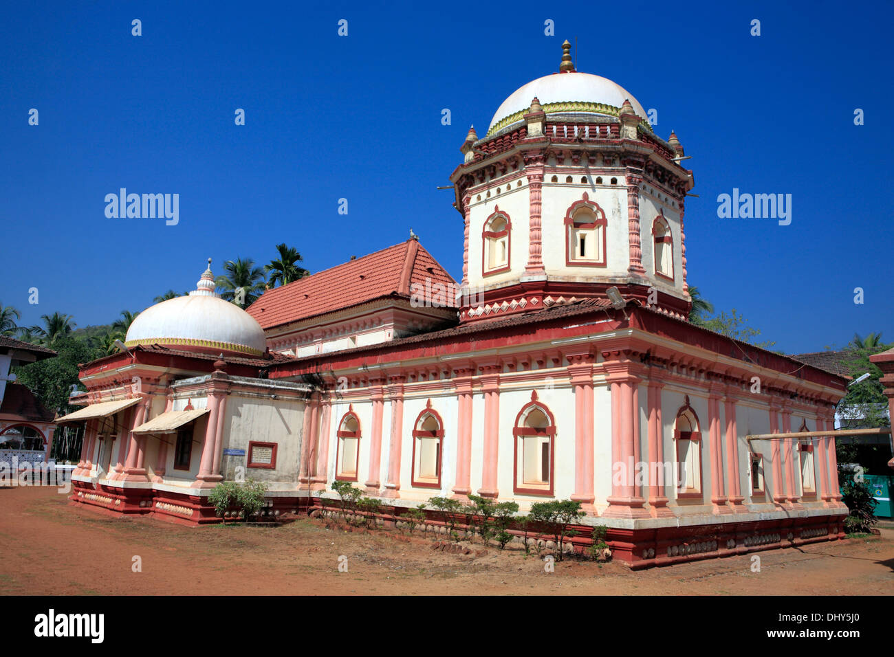 Shri Mahalasa Narayani Tempio (XVIII secolo), Mardol, Goa, India Foto Stock Shri Mahalasa Narayani Tempio (XVIII secolo), Mardol, Goa, India Foto Stock