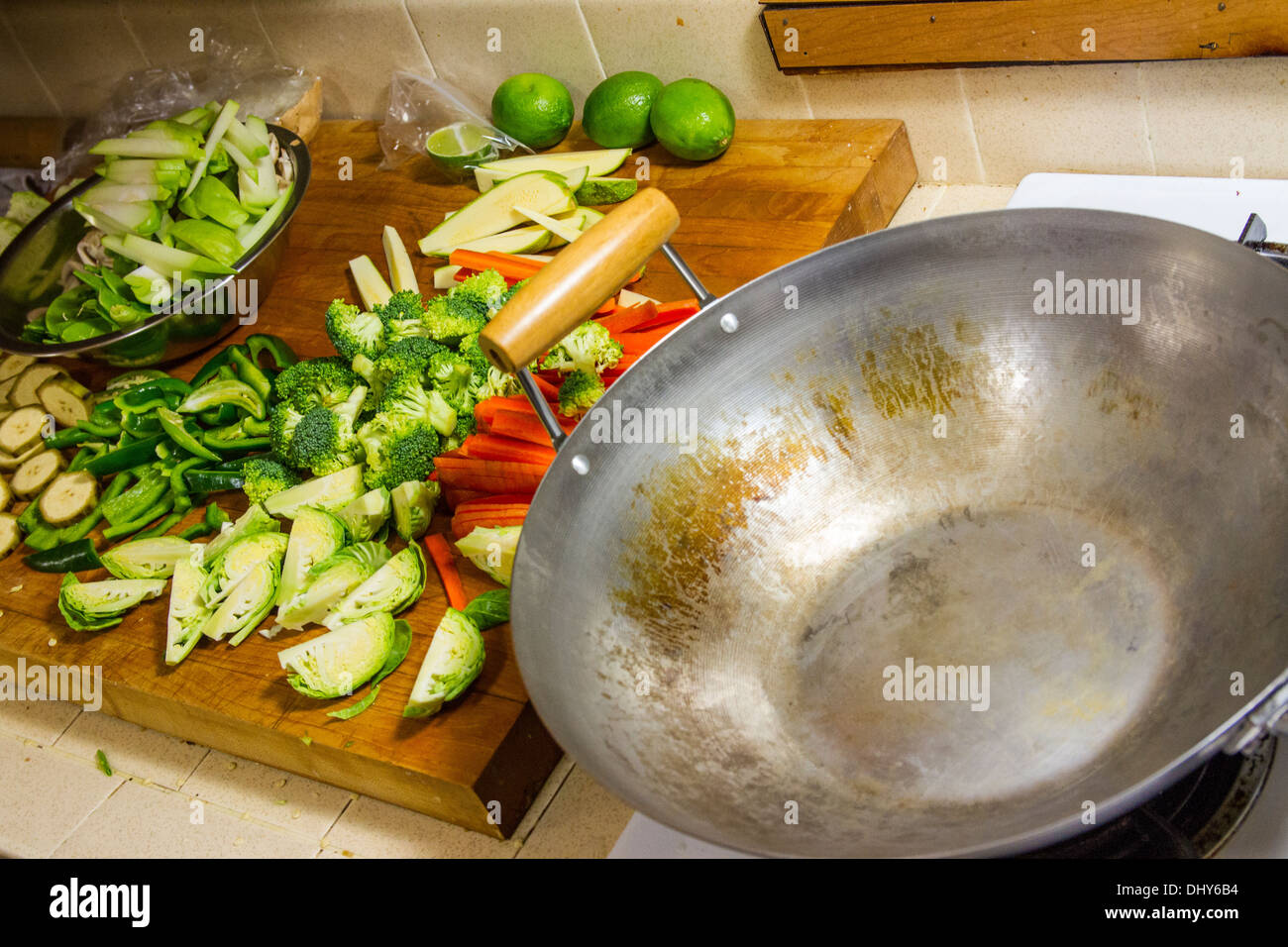 Broccoli le carote affettate Chayote Squash piantaggine i cavoletti di Bruxelles in un wok per friggere la cena Foto Stock