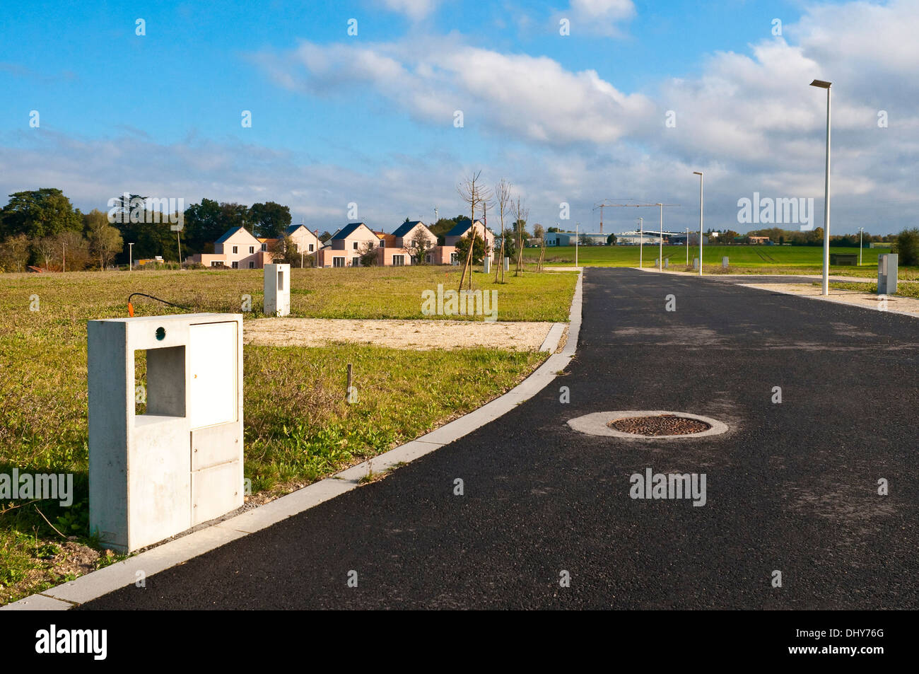 Calcestruzzo misuratore di elettricità su unità alloggiamento unbuilt sito immobiliare - Francia. Foto Stock