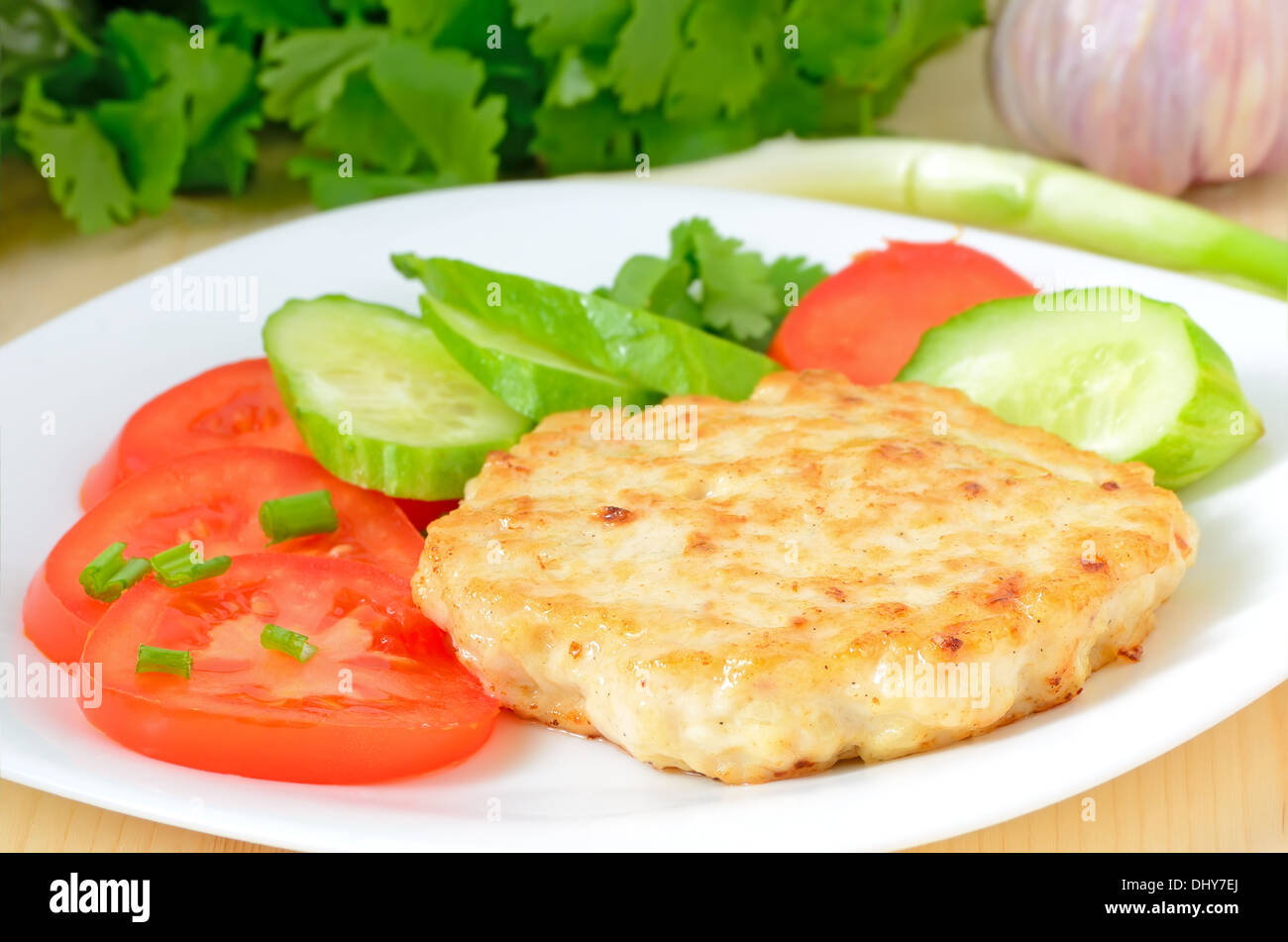 Scaloppina di pollo con pomodori e cetrioli Foto Stock