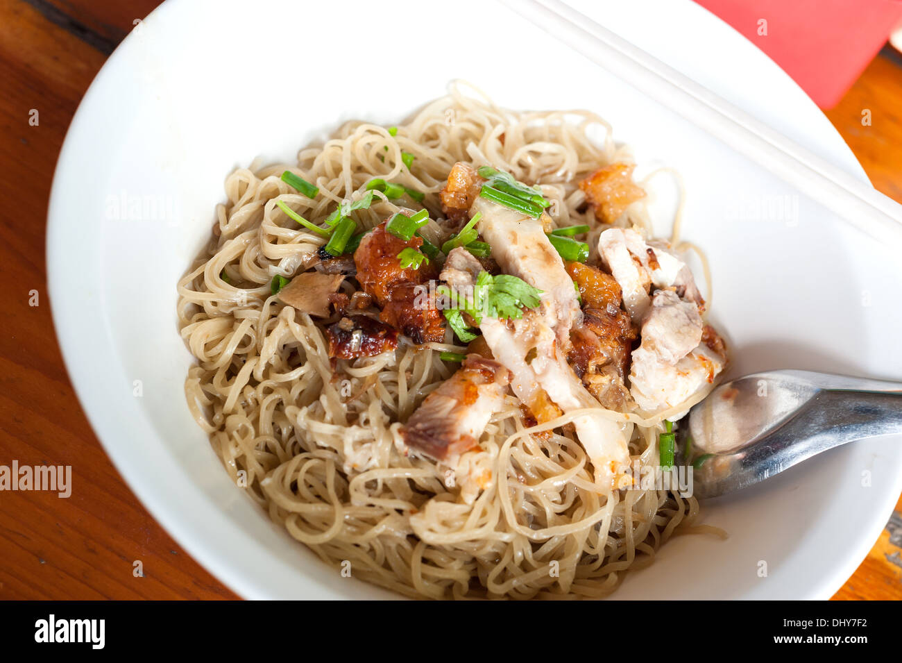 Ciotola di cinese tradizionale maiale rosso tagliatelle zuppa di n. Foto Stock