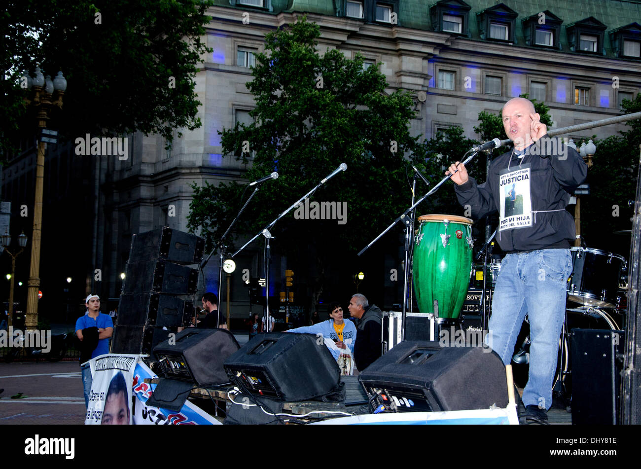 Buenos Aires, Argentina. Il 15 novembre 2013. i parenti delle vittime del cosiddetto 'trigger felice' nome dato alla violenza della polizia, manifestata in Plaza de Mayo per chiedere giustizia per la morte di giovani uccisi dalla polizia repressione. Credito: Norberto Lauria/Alamy Live News Foto Stock