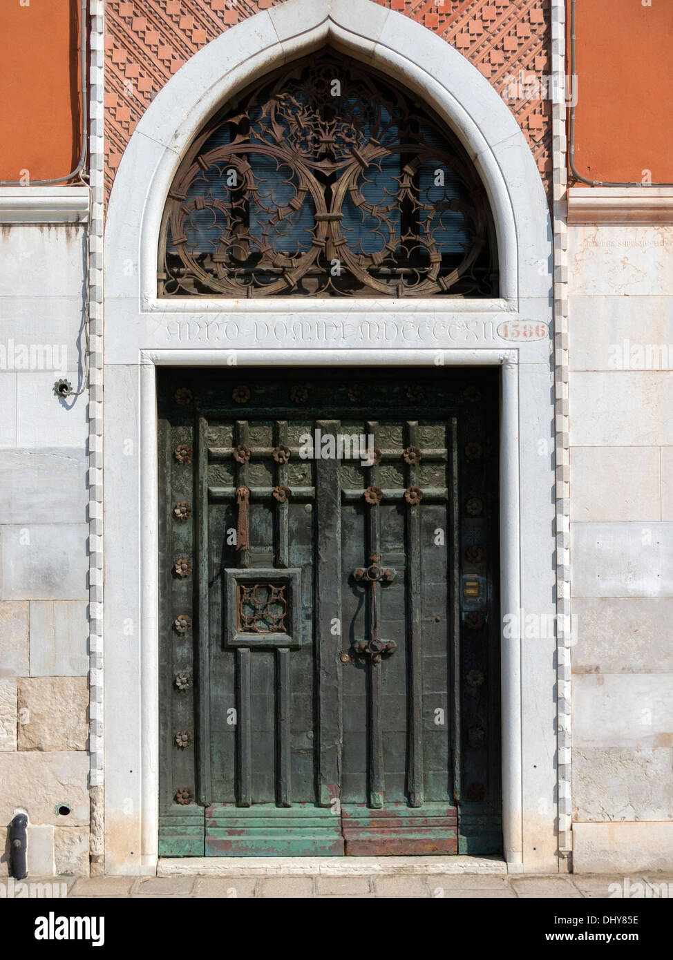 Vecchia pietra bianca Ogee / arco gotico porta con chiusura decorate riccamente ornati, Porta Venezia, Italia. Foto Stock