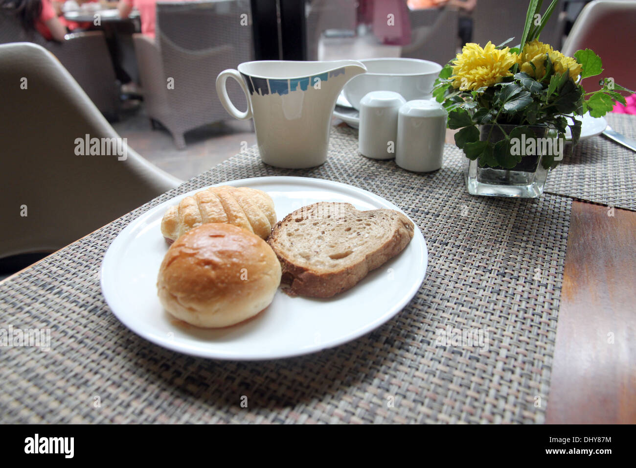 Il pane in un piatto bianco di prima colazione. Foto Stock