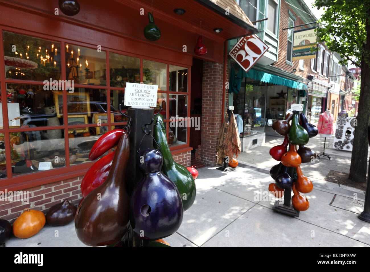 Prodotti artigianali e dipinti di buongustai coltivati localmente in vendita all'esterno del negozio di souvenir, Gettysburg, Adams County, Pennsylvania, Stati Uniti Foto Stock