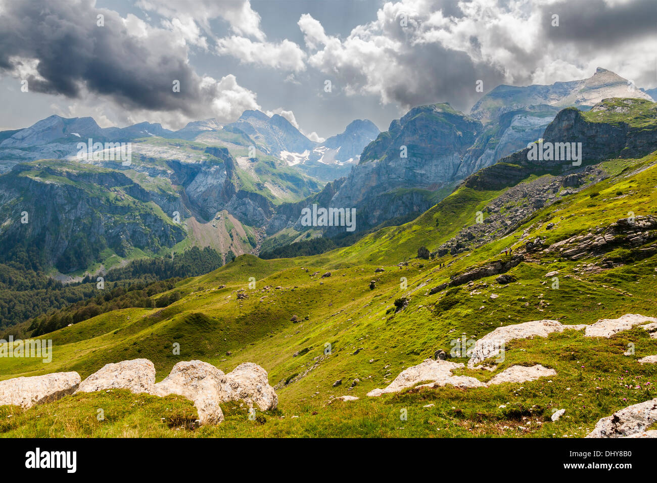 Drammatica nuvole sopra i Pirenei francesi Foto Stock