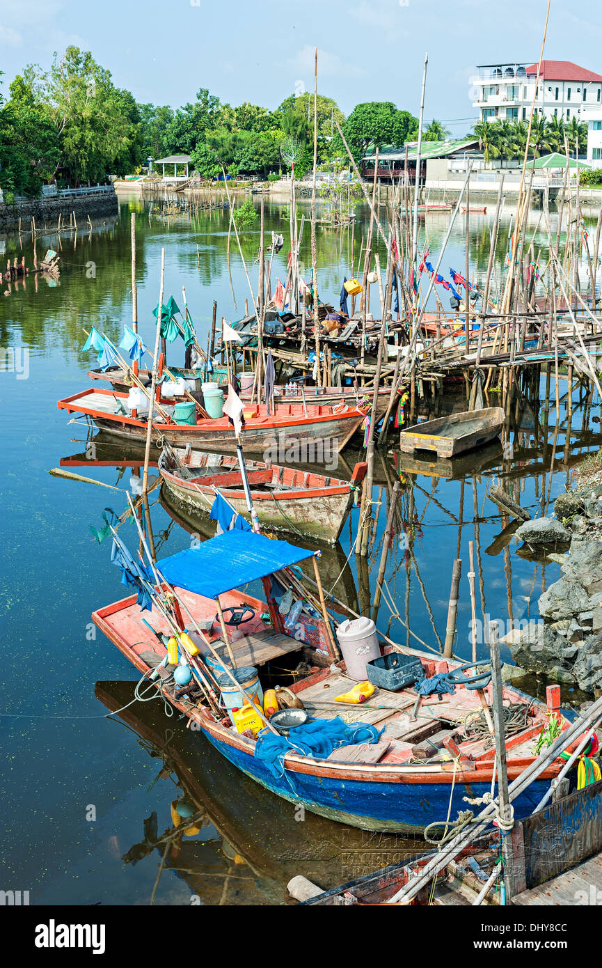 Villaggio di Pescatori in stile asiatico nel cielo blu . Foto Stock