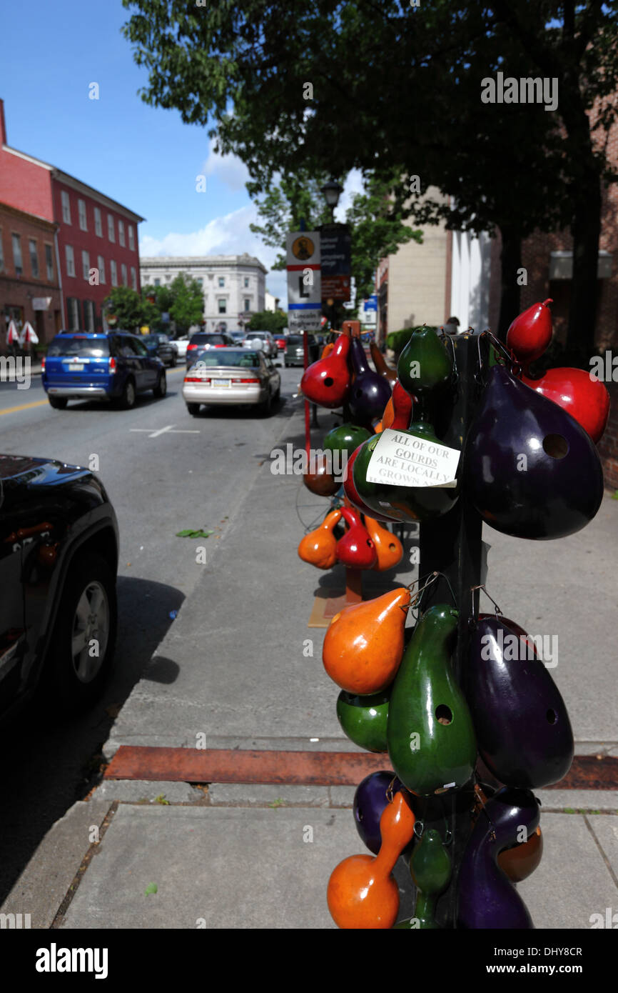 Prodotti artigianali e dipinti di buongustai coltivati localmente in vendita all'esterno del negozio di souvenir, Gettysburg, Adams County, Pennsylvania, Stati Uniti Foto Stock