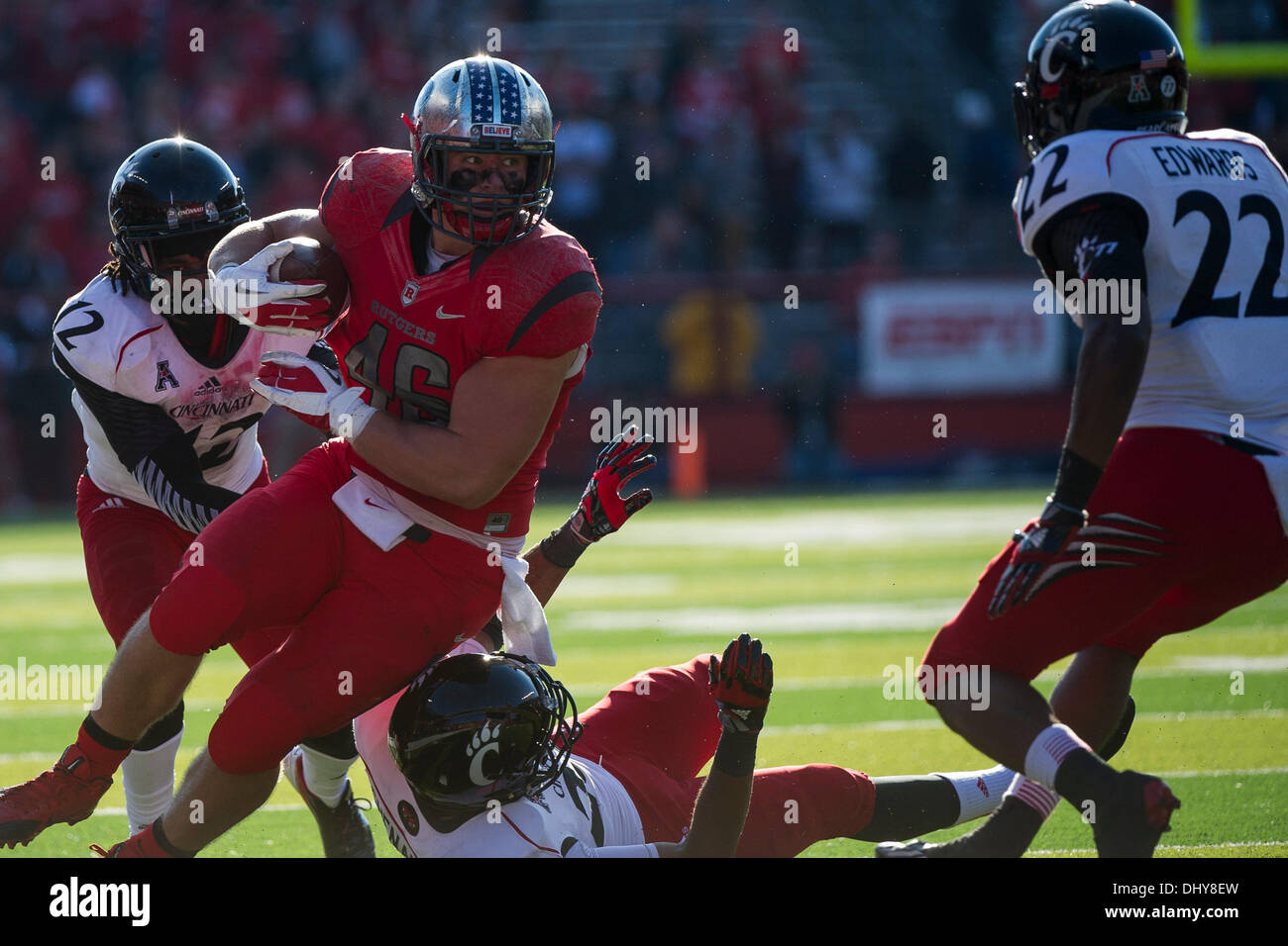 Piscataway, New Jersey, USA. Xvi Nov, 2013. Novembre 16, 2013: Rutgers Scarlet Knights fullback Michael Burton (46) occhi Cincinnati Bearcats sicurezza Zach Edwards (22) come fa un gioco durante il gioco tra Cincinnati Bearcats e Rutgers Scarlet Knights al culmine Solutions Stadium di Piscataway, NJ. I Cincinnati Bearcats sconfiggere la Rutgers Scarlet Knights 52-17. Credito: csm/Alamy Live News Foto Stock