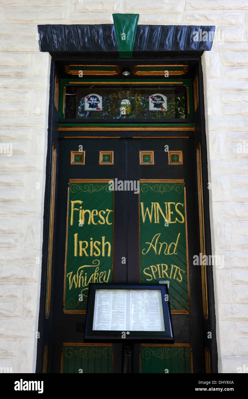 Porta colorata in legno dipinto di verde e marrone e menu fuori dal pub irlandese, Gettysburg, Adams County, Pennsylvania, USA Foto Stock