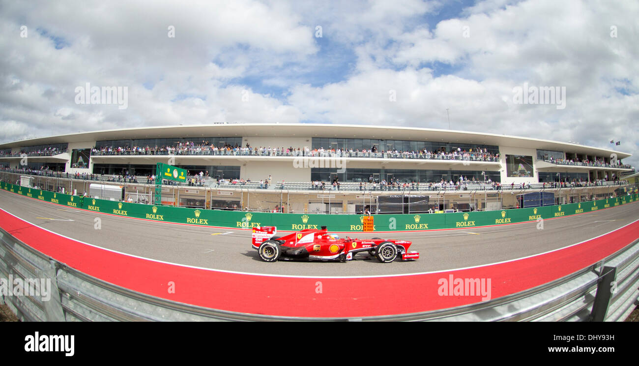 Gara di F1 auto conducente Fernando Alonso della Scuderia Ferrari sul rettilineo principale durante le qualifiche per il Gran Premio degli Stati Uniti a 3.2 miglia di circuito delle Americhe via al di fuori di Austin in Texas. Alonso si è qualificato per la gara che si terrà la prossima giornata. Foto Stock