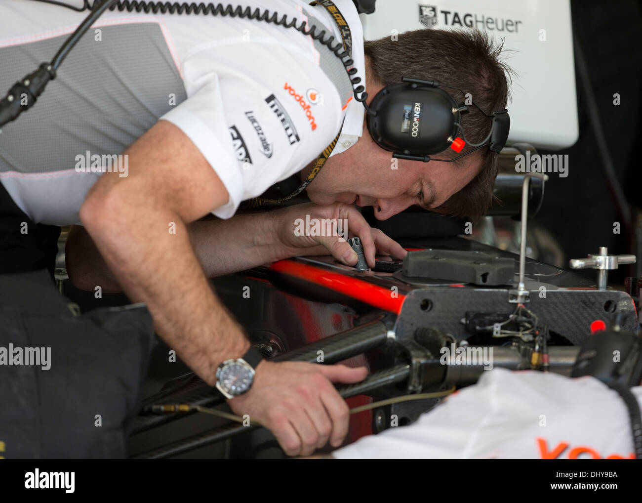 Mechanic Paul James funziona su un Vodafone McLaren Mercedes durante la sessione di prove libere della Formula 1 Gran Premio degli Stati Uniti Foto Stock