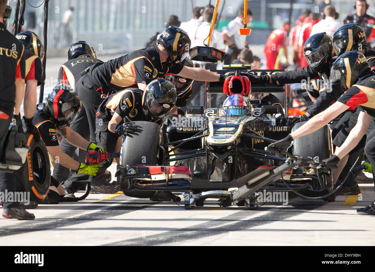Autista Romain Grosjean di Lotus F1 Racing ottiene la sua vettura ha lavorato sulla fase di pit-azione in corrispondenza della seconda sessione di prove libere di venerdì per il Foto Stock