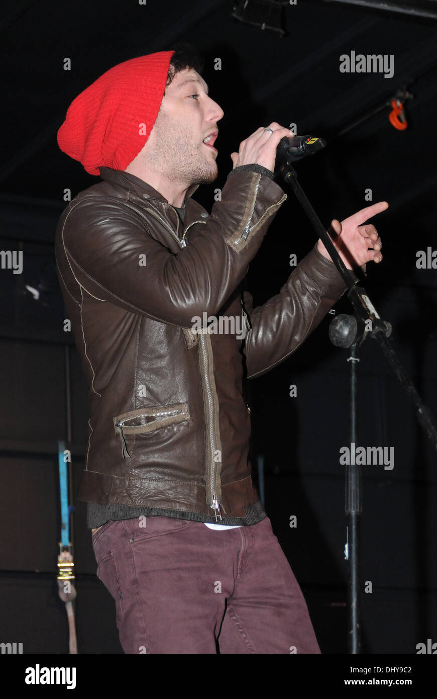 Basildon, Essex, UK. Il 16 novembre 2013. Matt Cardle suona dal vivo sul palco prima di accendere le luci di Natale a Basildon, Essex Credit: Ben rettore/Alamy Foto Stock