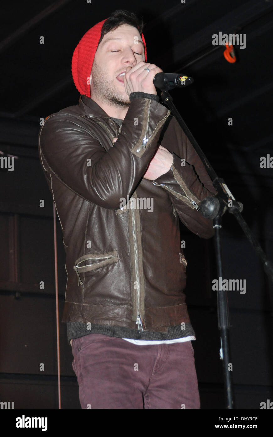 Basildon, Essex, UK. Il 16 novembre 2013. Matt Cardle suona dal vivo sul palco prima di accendere le luci di Natale a Basildon, Essex Credit: Ben rettore/Alamy Foto Stock