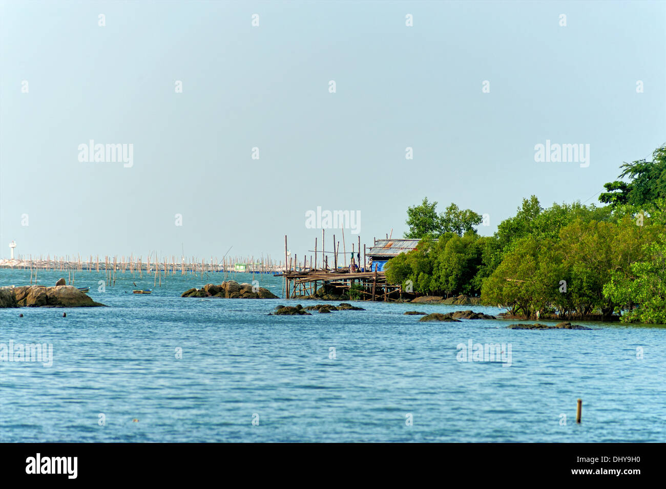 Villaggio di Pescatori in stile asiatico nel cielo blu . Foto Stock