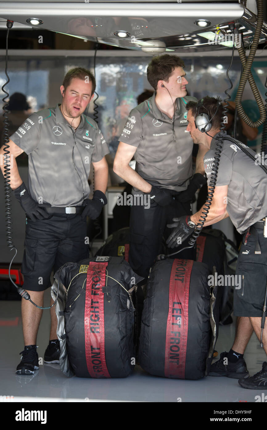 Mercedes AMG Petronas Formula i pit crew attende di cambiare i pneumatici durante la sessione di pratica per la F1 Il Gran Premio degli Stati Uniti Foto Stock