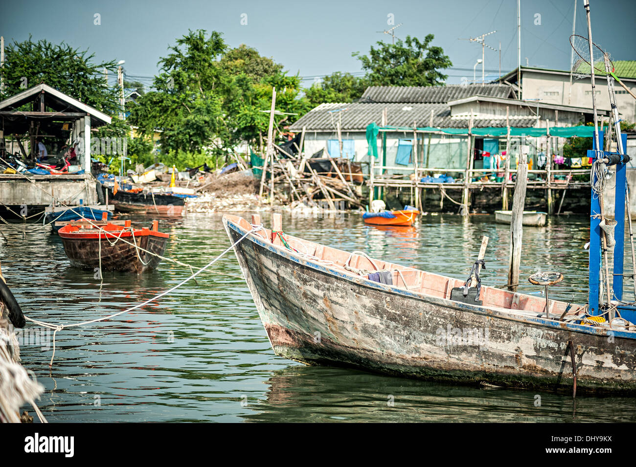 Villaggio di Pescatori in stile asiatico nel cielo blu . Foto Stock