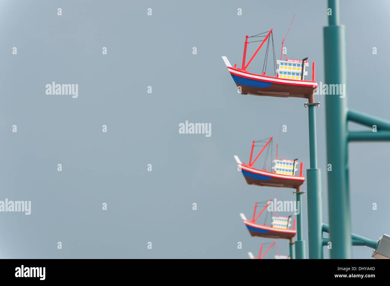 Giocattolo di barca a vela sul pilastro blur technic . Foto Stock