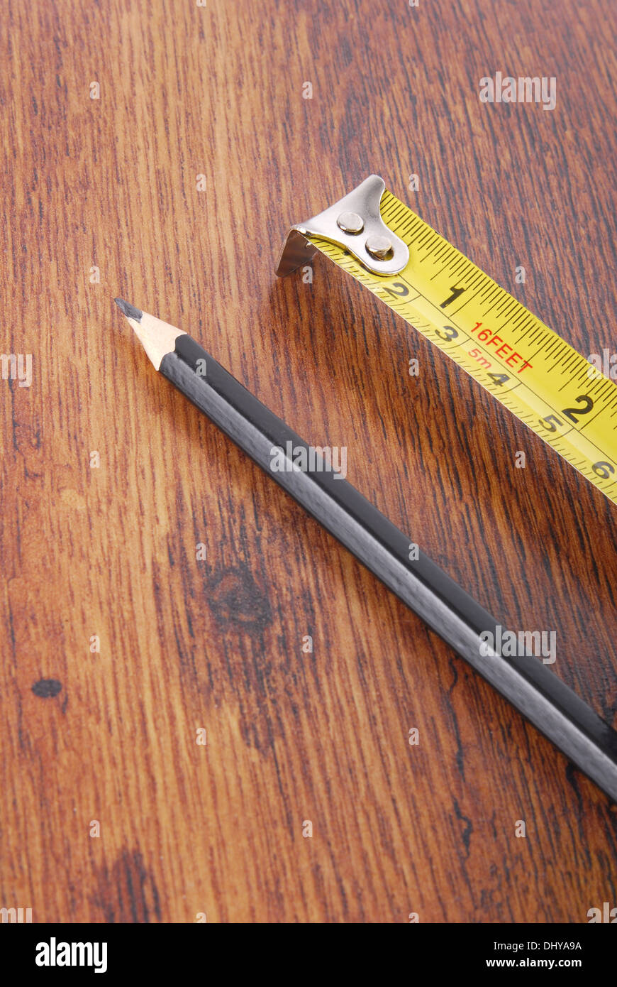 Laminato e nastro di misurazione e matita Foto Stock