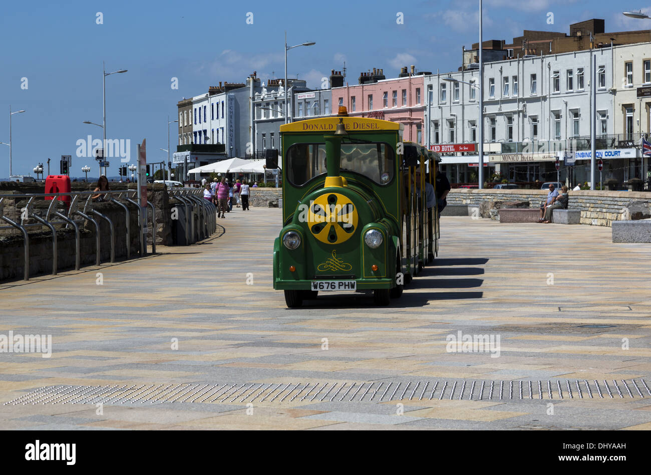 Piccolo treno turistico lungo la passeggiata di Weston-Super-Mare, Somerset, Inghilterra Foto Stock