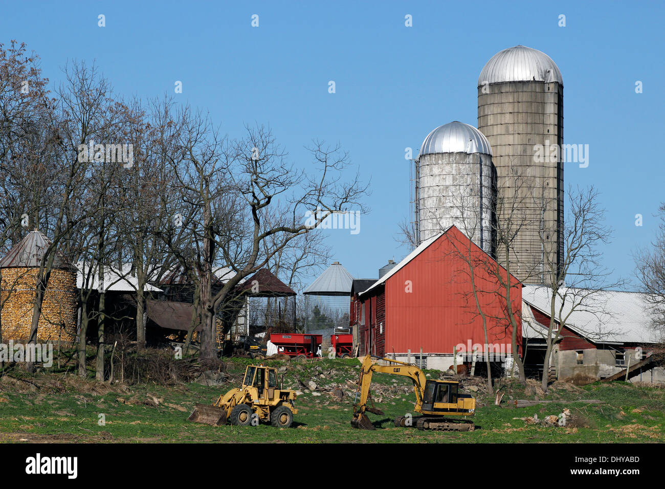 Agriturismo con fienili mais trattori culle e due silos. Foto Stock