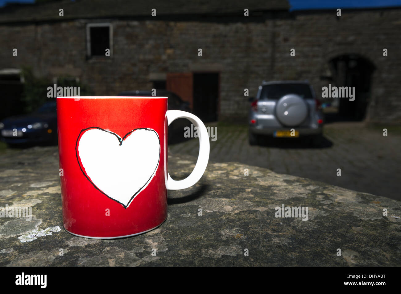 La tazza con un cuore design seduto su una parete Foto Stock La tazza con un cuore design seduto su una parete Foto Stock