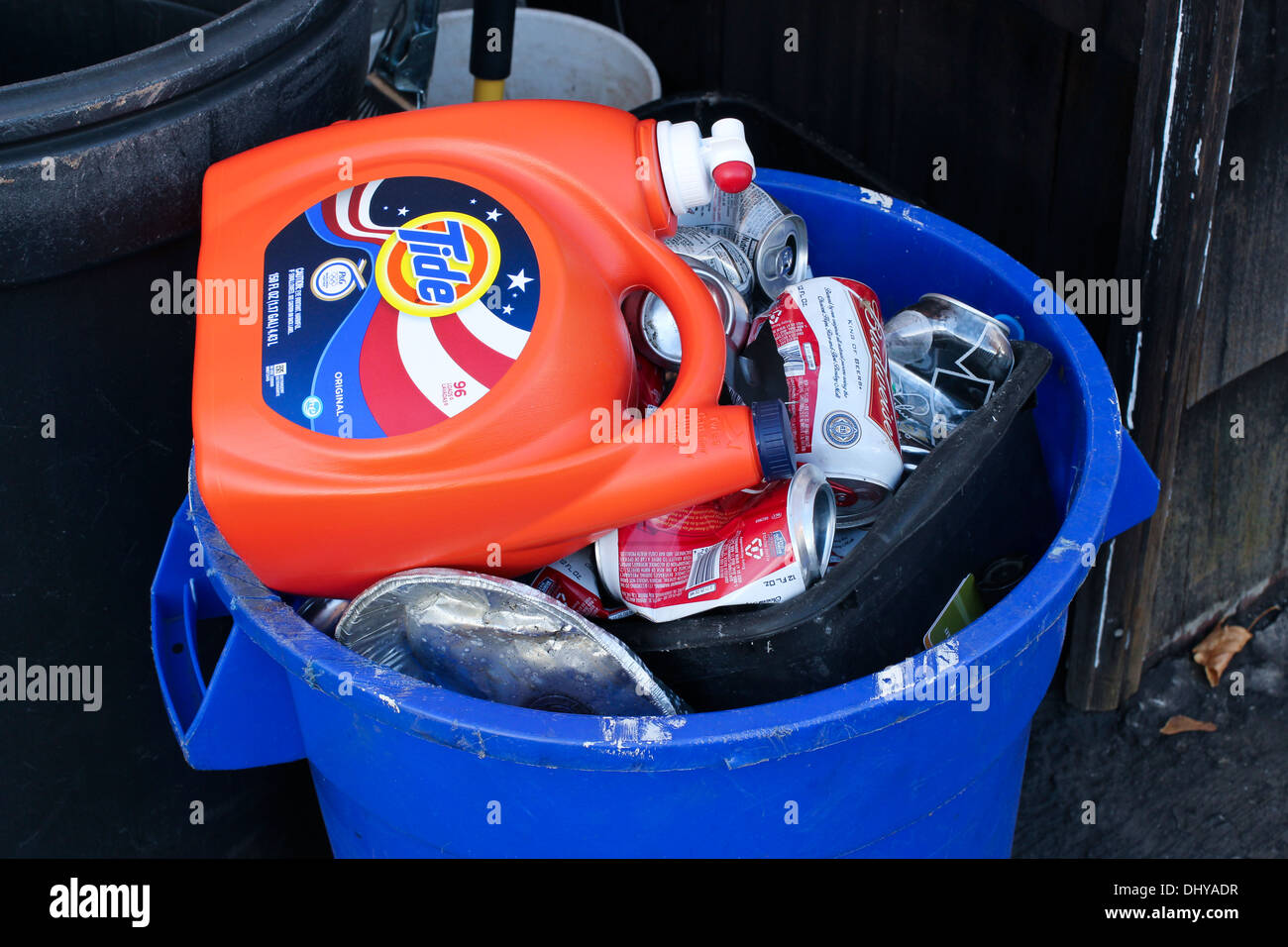 Il contenitore di riciclaggio possono essere riempiti con le lattine e bottiglie di plastica. Foto Stock