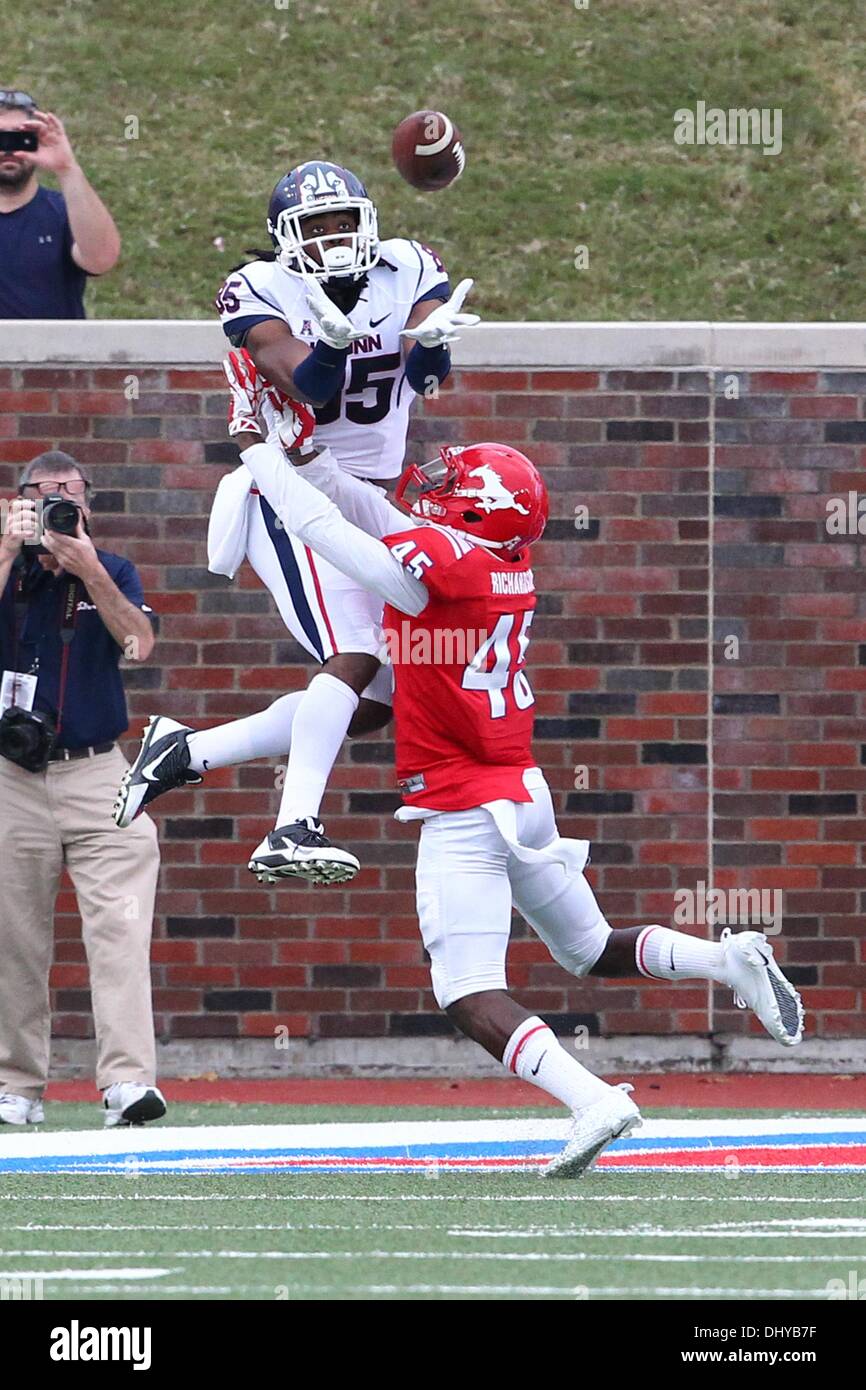 University Park, TX, Stati Uniti d'America. Xvi Nov, 2013. Novembre 16, 2013: Connecticut Huskies wide receiver Geremy Davis (85) Si ritiene che le catture di un touchdown mentre vengono difesi dalla Southern Methodist Mustangs defensive back Orazio Richardson (45) durante un collegio di NCAA Football gioco quando SMU hosted università del Connecticut a Gerald Ford J. Stadium nel Parco di Università, TX. Neil Fonville/CSM/Alamy Live News Foto Stock