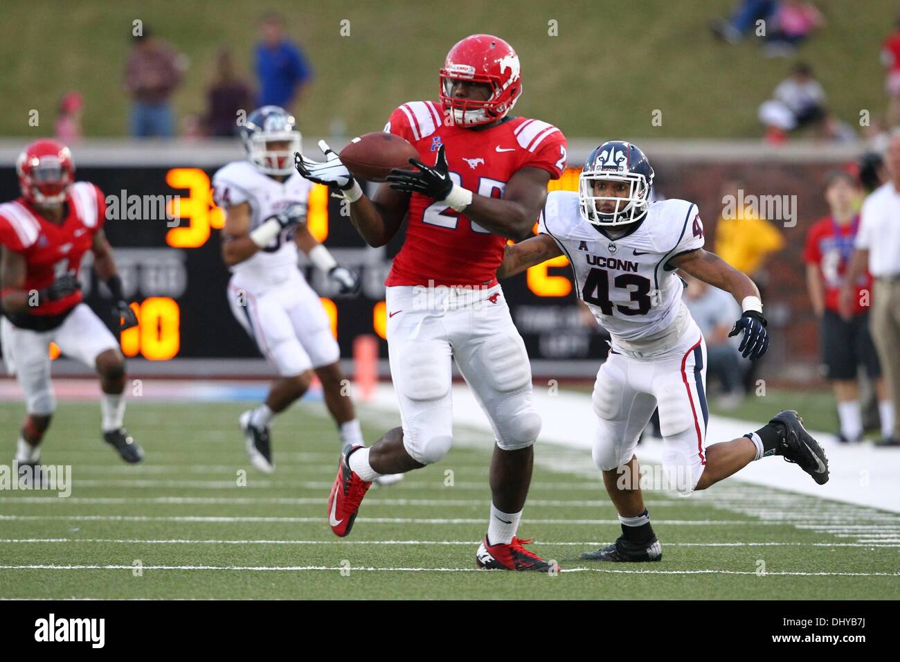 University Park, TX, Stati Uniti d'America. Xvi Nov, 2013. Novembre 16, 2013: Southern Methodist Mustangs linebacker Stephon Sanders (23) intercetta un pass e lo esegue un backup per un touchdown durante un collegio di NCAA Football gioco quando SMU hosted università del Connecticut a Gerald Ford J. Stadium nel Parco di Università, TX. Neil Fonville/CSM/Alamy Live News Foto Stock