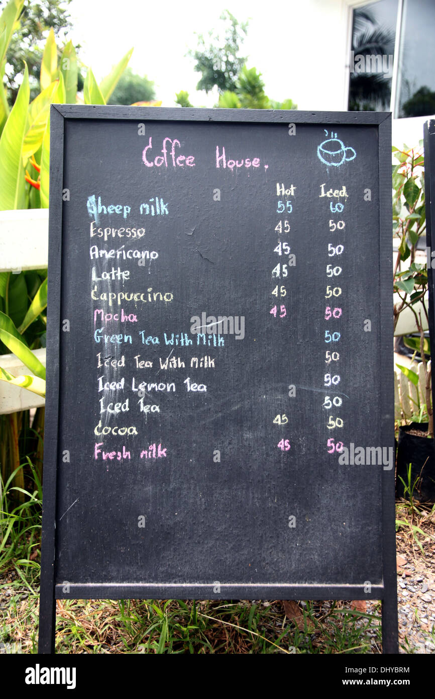 Il nero delle immagini cartello in legno che indica il prezzo di un coffee shop. Foto Stock