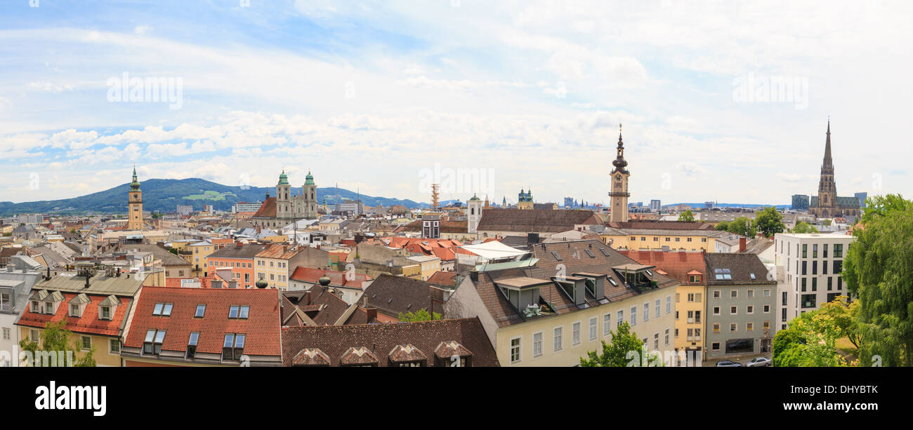 Linz, vista sulla città vecchia con le chiese, Austria Foto Stock