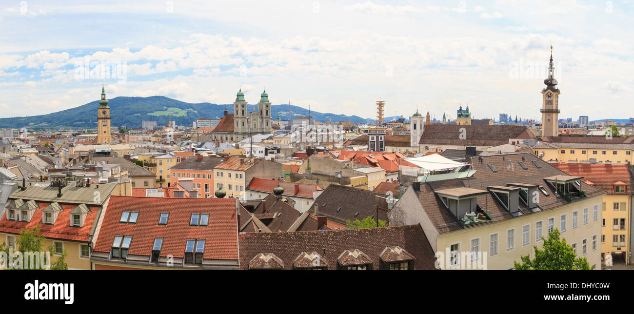 Linz, vista sulla città vecchia con le chiese, Austria Foto Stock
