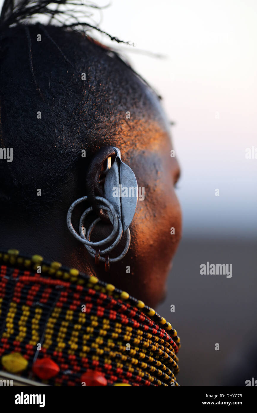 Un uomo sposato Turkana giovane donna in abito tradizionale in una remota tribù Turkana villaggio vicino Loiyangalani, il lago Turkana in Kenya. Foto Stock