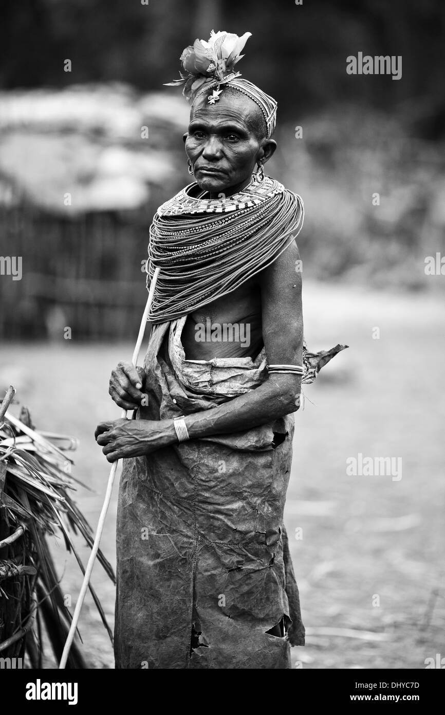 Anziani Samburu donna in abito tradizionale in una remota tribù Samburu villaggio nei pressi di South Horr, Kenya. Foto Stock