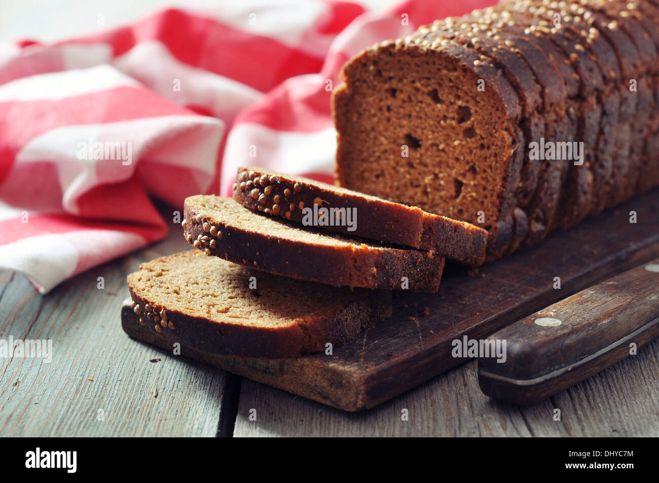 Fette di pane di segale sul tagliere closeup Foto Stock