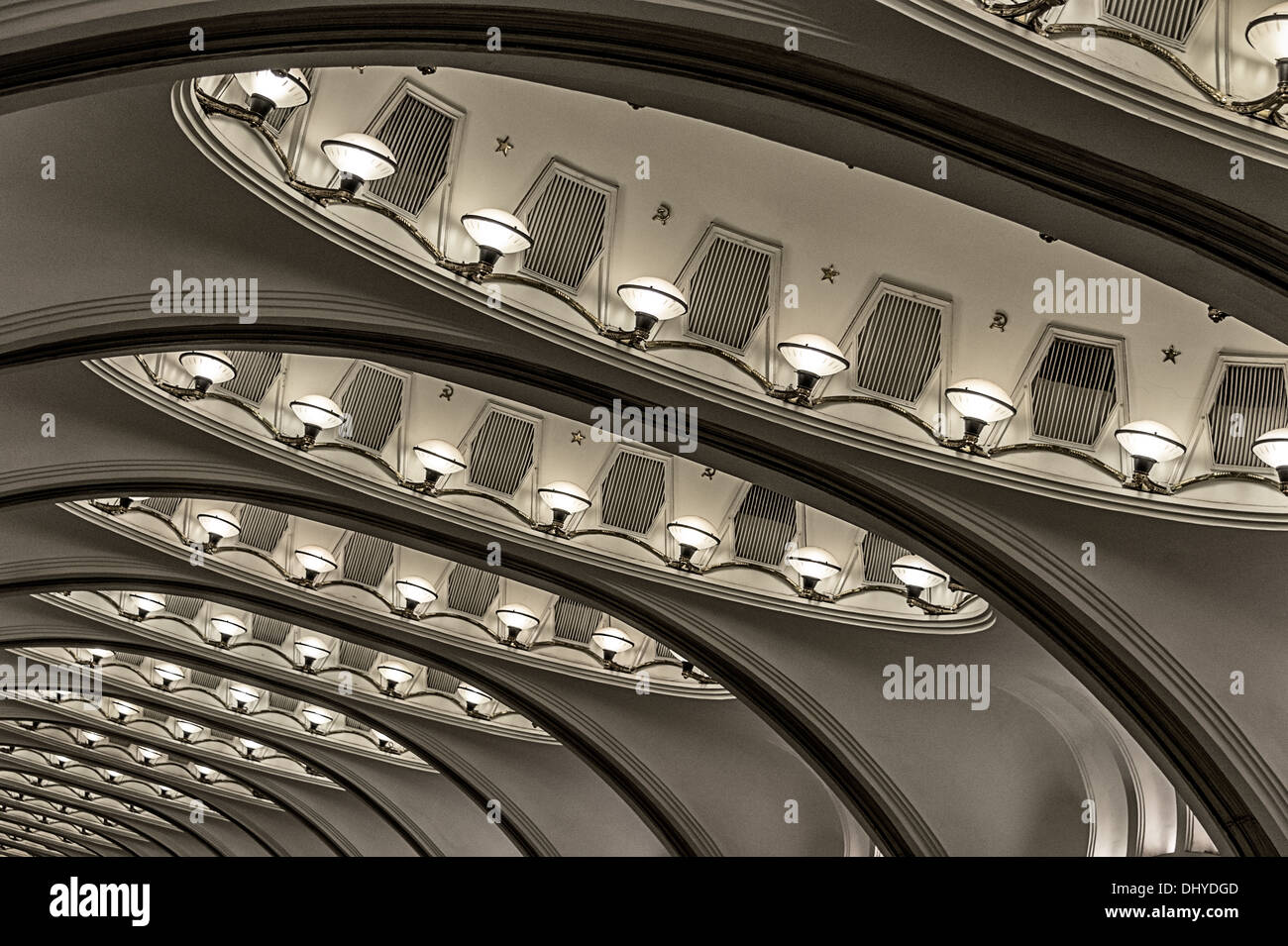 Dettaglio del lavoro architettonico al Mayakovskaya La stazione della metropolitana di Mosca Foto Stock