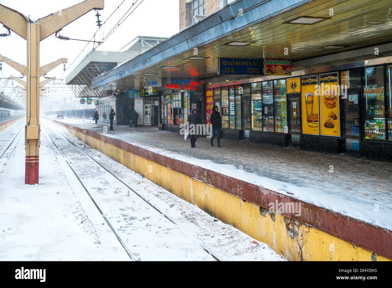 Mosca - CIRCA NEL MARZO 2013: passeggeri in Leningradsky stazione ferroviaria circa 2013. Con una popolazione di oltre 11 milioni di persone è una delle più grandi città del mondo e una popolare destinazione turistica. Foto Stock