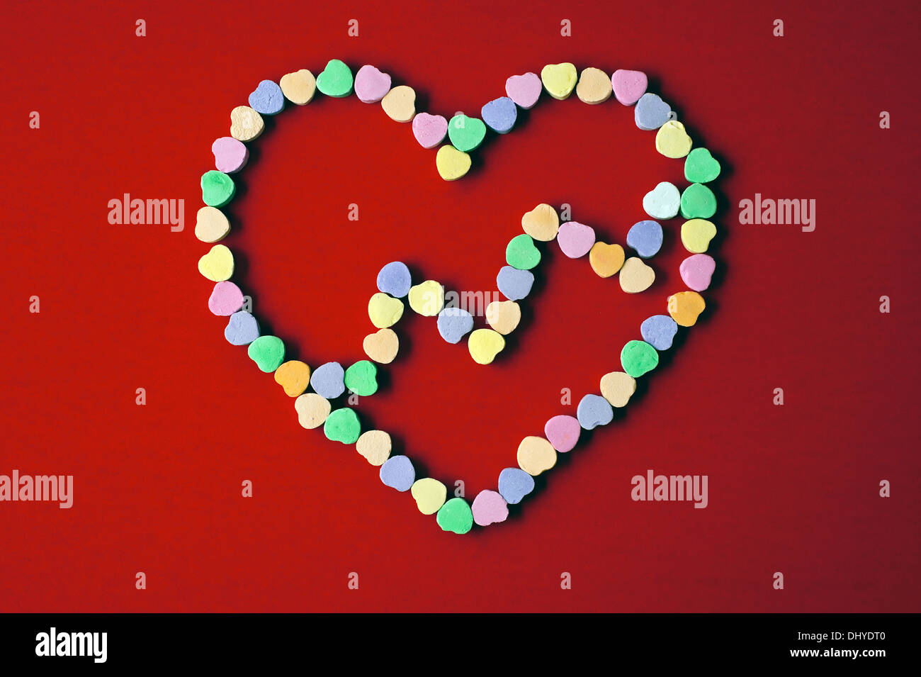 Il giorno di San Valentino di caramelle a forma di cuore con una fessura di un cuore spezzato Foto Stock