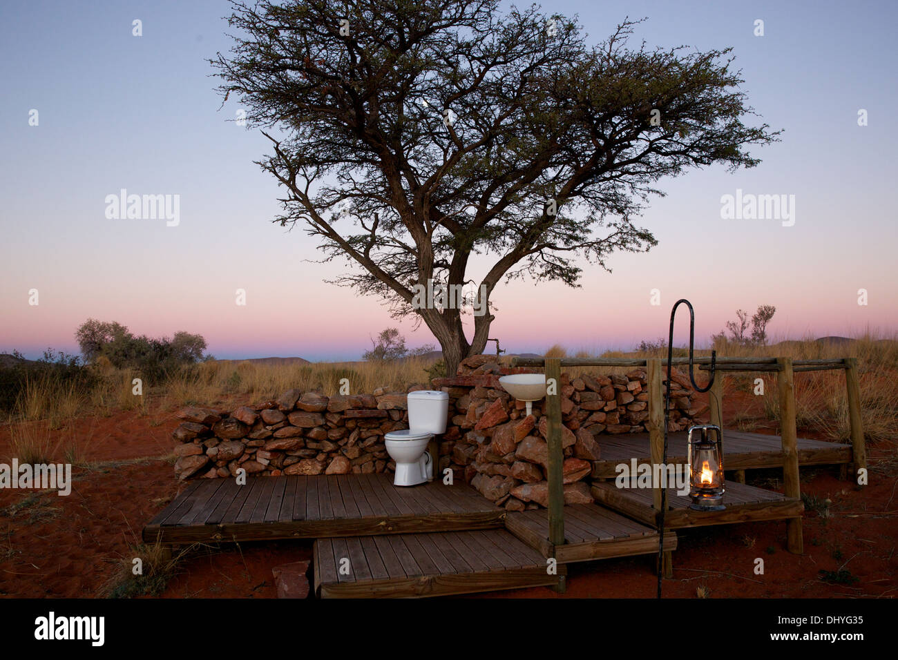 Loo con vista. Una toilette esterna è visto tra le dune di sabbia sulla riserva privata di Tswalu in Sud Africa. Foto Stock