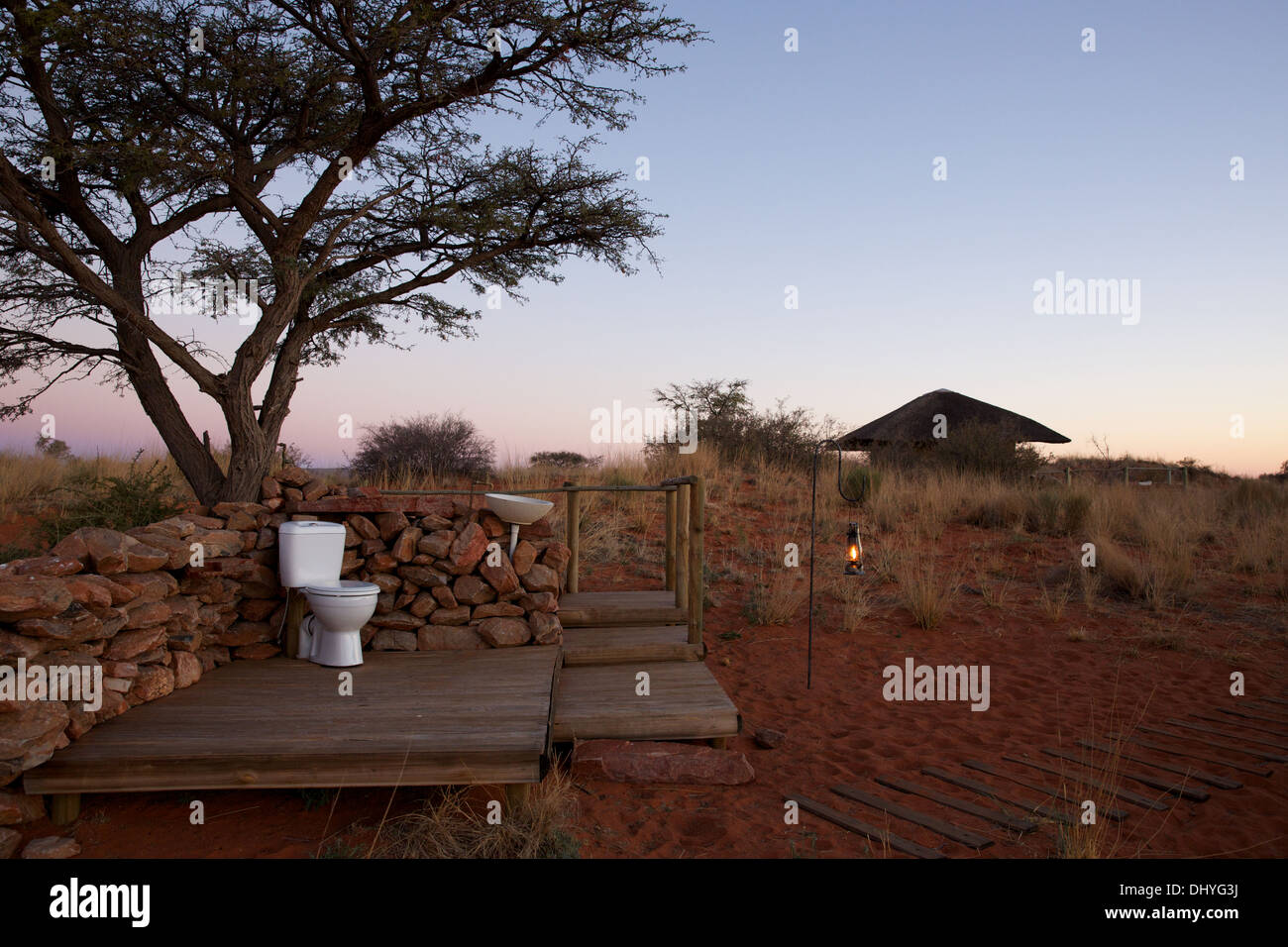 Loo con vista. Una toilette esterna è visto tra le dune di sabbia sulla riserva privata di Tswalu in Sud Africa. Foto Stock