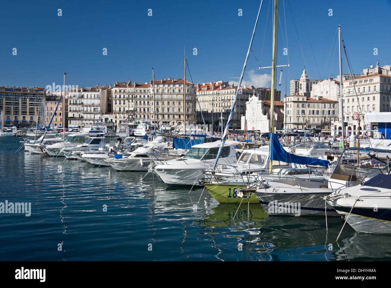 Barche a vela nel vecchio porto di Marsiglia, Bouches-du-Rhône, Francia Foto Stock