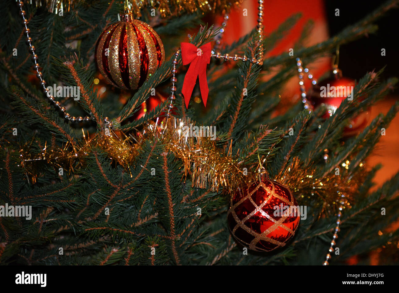 Bellissime decorazioni di Natale su un albero. Foto Stock