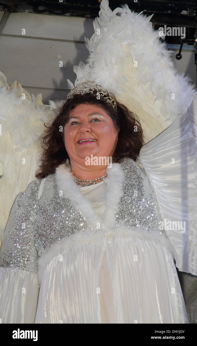 16 novembre 2013. Derby, Regno Unito. 16 Nov 2013. Cheryl Fergison, vestita come il suo carattere pantomima ‘Spirit of the Beans’ sul palco della capitale FM Christmas Lights di Derby in collaborazione con Derby Live. Cheryl Fergison è protagonista in Jack and the Beanstalk presso le sale dell'Assemblea di Derby, 4 dicembre – 5 gennaio, accanto all'attore George Telfer. Credit: Deborah Vernon/Alamy Live News Foto Stock