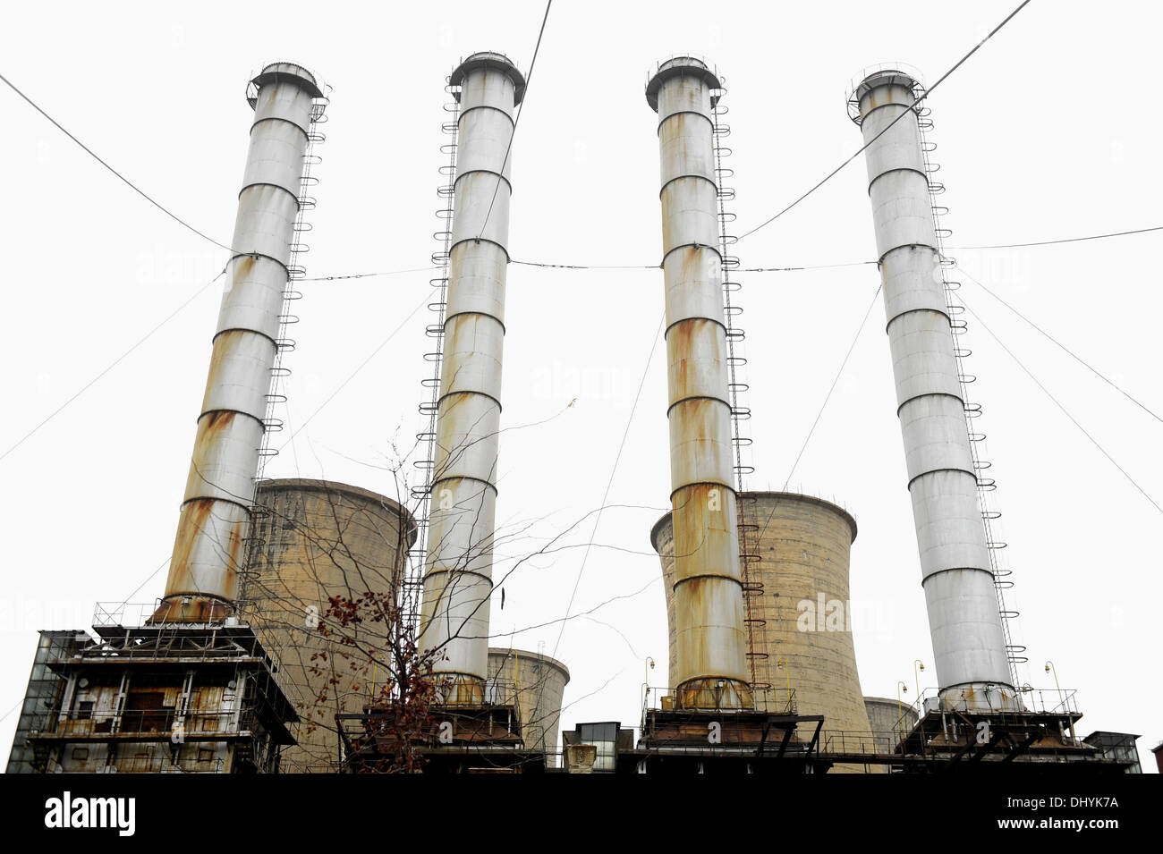 Quattro power plant camini con cielo chiaro su sfondo Foto Stock